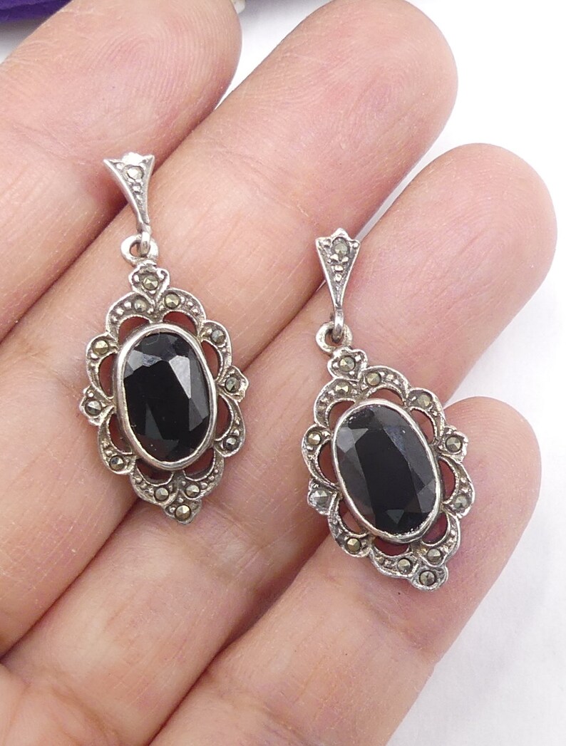 Vintage marked 925 marcasite /& faceted onyx post earrings