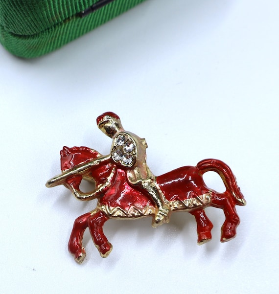Petite Broche Vintage Ancienne En Métal Doré Avec Décor émaillé Relief Calèche - Occasion