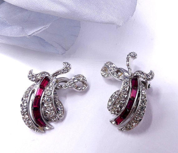 Vintage silver tone clear fuchsia rhinestone clip… - image 1