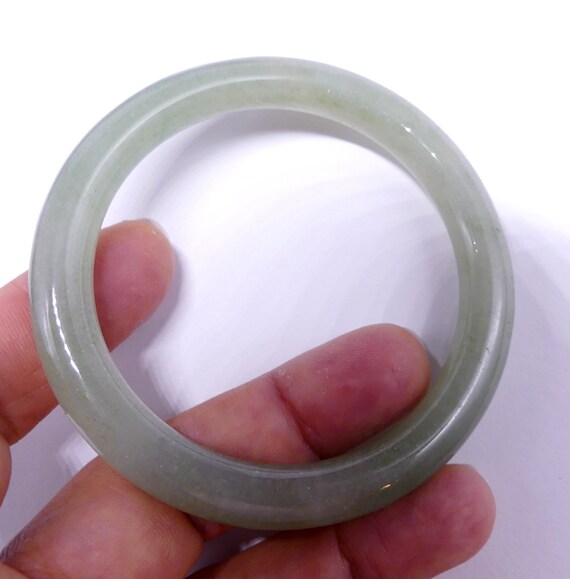 Vintage Chinese light green jade bangle - image 7