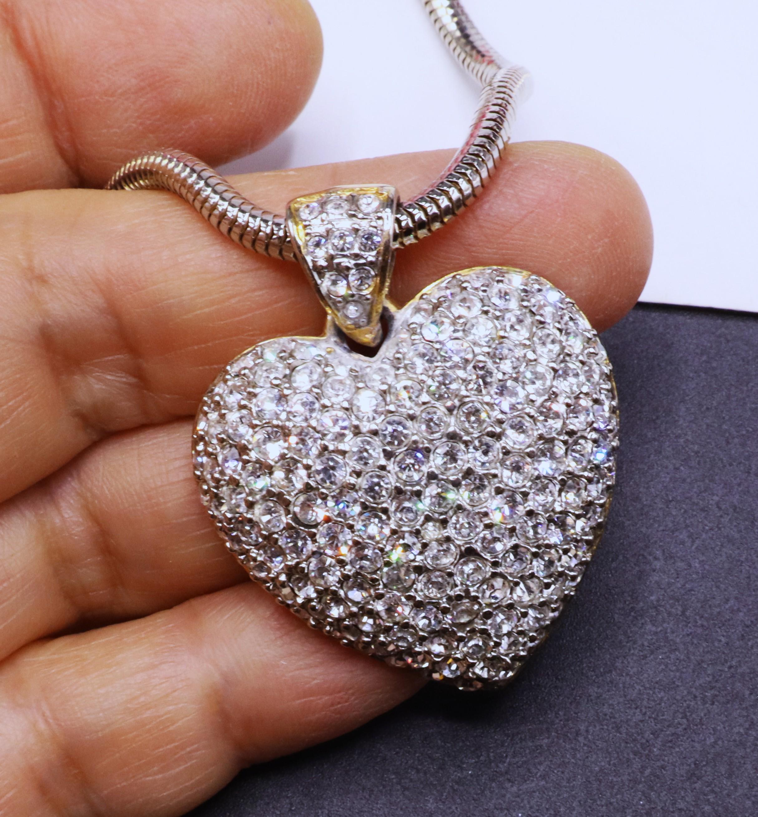 白鳥 ネックレス 大きめ Amazon SWAROVSKI 象徴的な白鳥クリスタル 