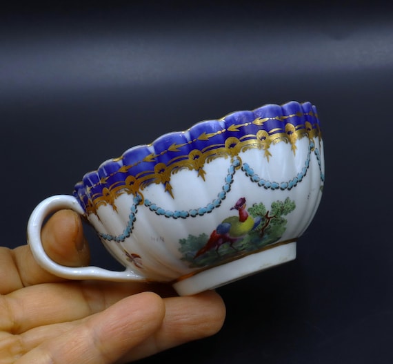 アンティーク 18 世紀ウースター磁器製鳥の縦溝のあるティーカップ