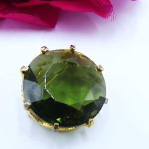 Vintage unsigned Bellini gold tone & green glass  round pin brooch