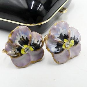 Vintage handmade ceramic pansy flower screw back earrings ( M )