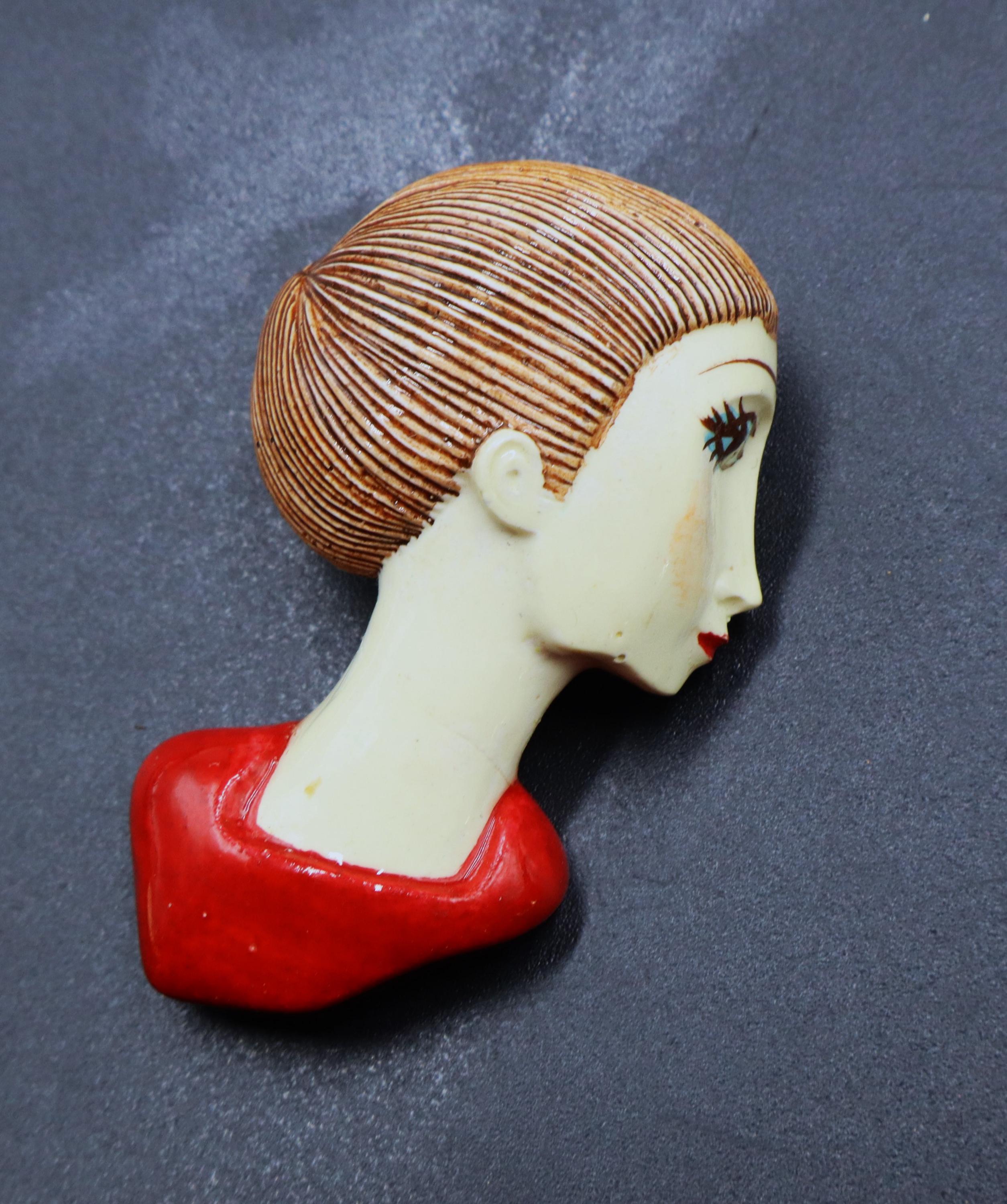 1 broche en résine et vrai fourrure noir - tete de femme rose - vintage