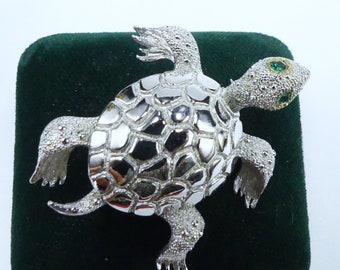 Broche vintage argentée et tortue de mer en strass verte signée Monet