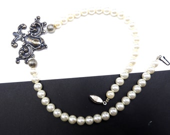 Vintage faux pearl beads & silver tone  French Fleur De Lis pendant necklace