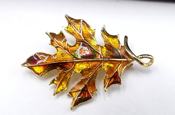 Vintage gold tone &  enamel maple leaf pin/brooch - image 4