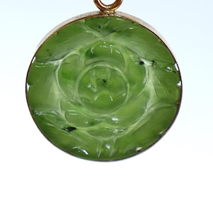 Vintage 14k gold & carved jade flower round pendant