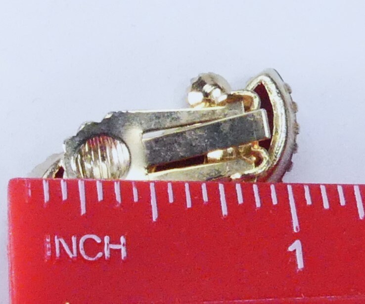 Paire De Clips Années 1970 - Cabochon Fonte De Verre Rouge - Métal Doré - Occasion