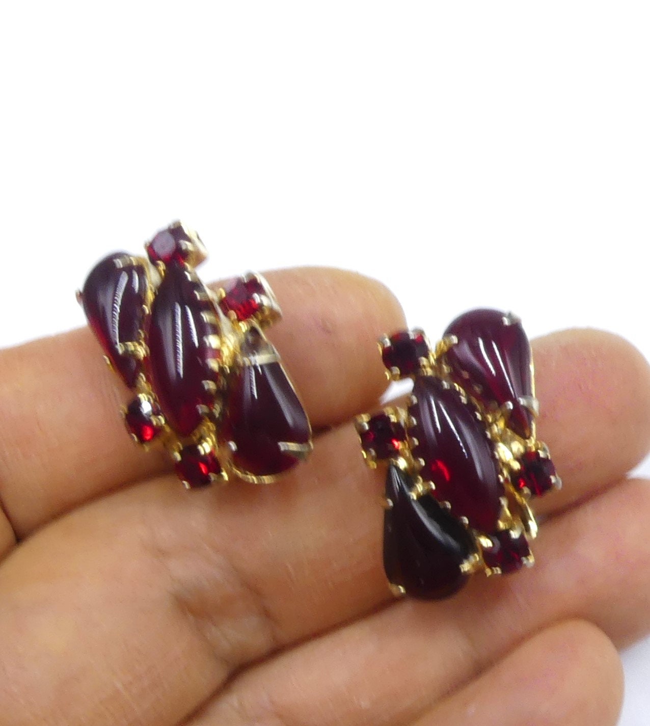 Broche Vintage Dorée Avec Strass Rouges Et Noirs – Cabochon, Alliage – Occasion