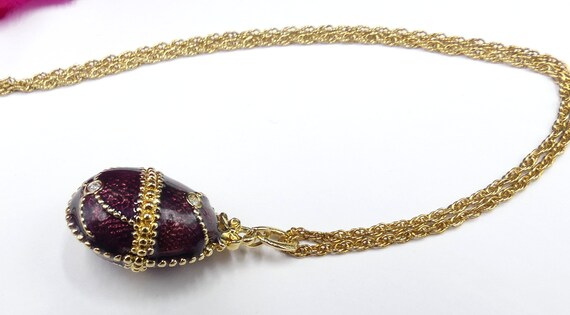 Vintage gold tone chain enamel rhinestone egg pen… - image 3