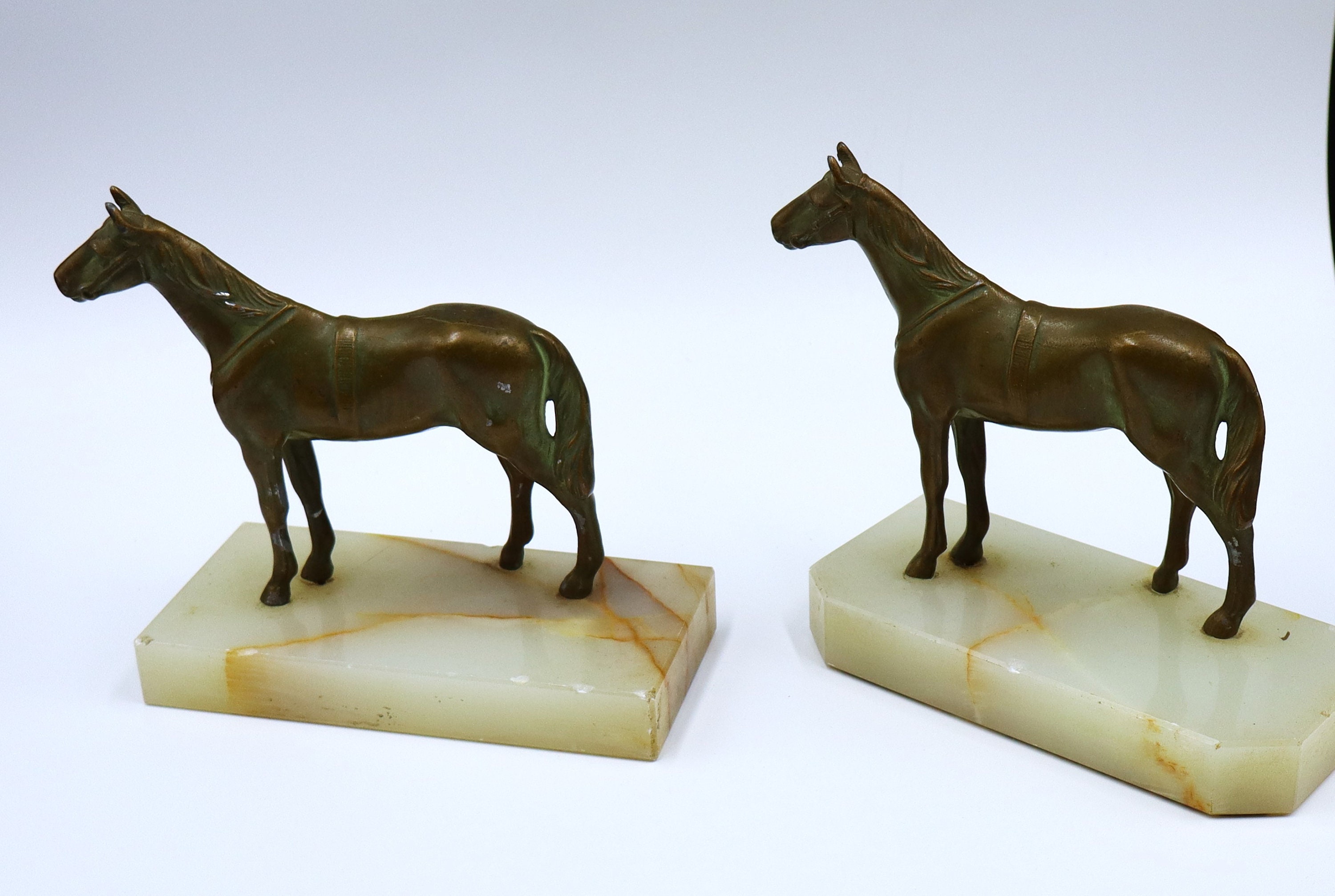 ブロンズの馬2頭 ヴィンテージのブロンズ色の金属製の2頭の馬の立像（石の台座付き