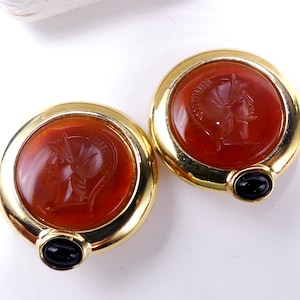 Vintage unsigned high quality intaglio gold tone & glass carnelian onyx Roman Centurion clip on earrings