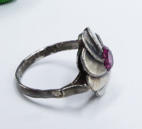 Vintage unmarked sterling silver & garnet ring si… - image 4