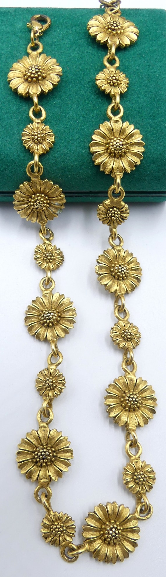 Vintage marked EM gold tone sun flower link neckla