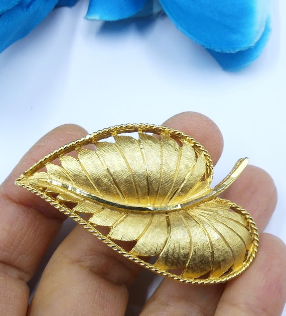 Vintage Marked BSK Gold Tone Leaf Pin Brooch