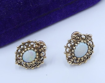 Vintage gemarkeerde 14k gouden en opaal cabochon oorbellen met schroefsluiting