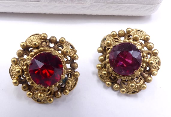 Vintage 40's gold tone & red rhinestone clip earr… - image 1