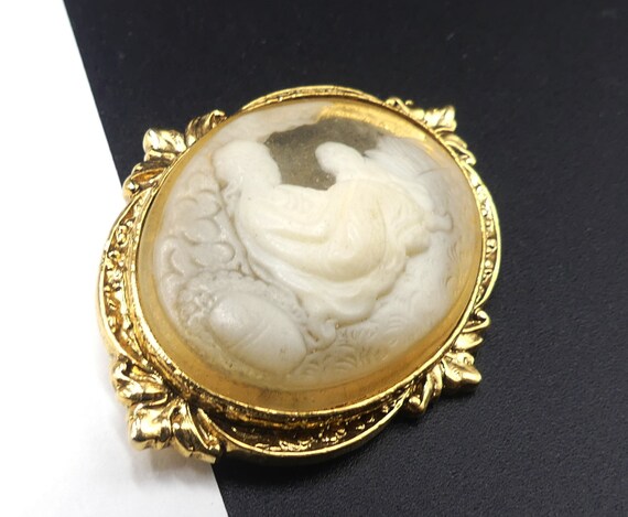 Vintage gold tone & carved faux soapstone  pin/br… - image 6