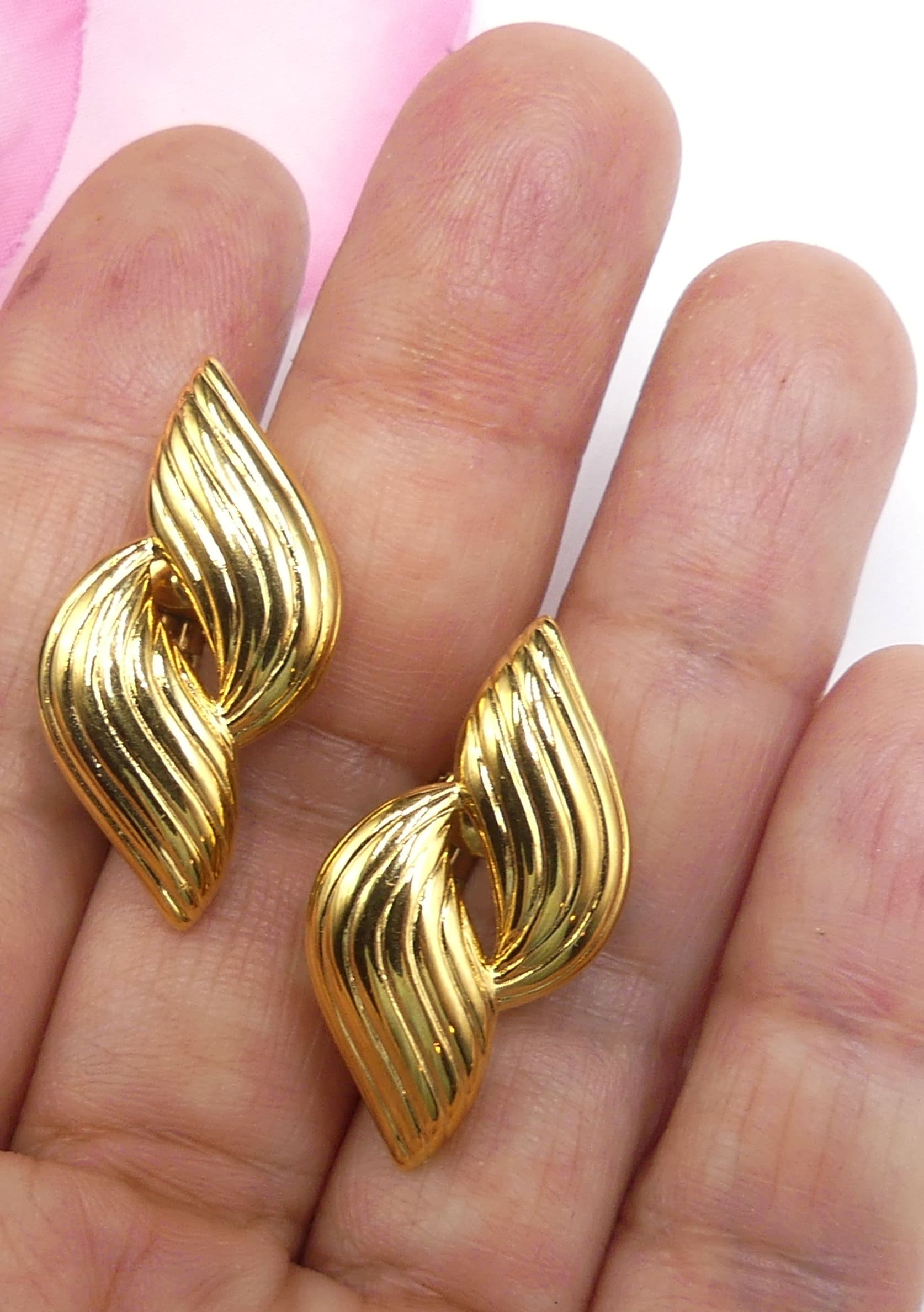 Vintage Napier Clip On Twist Back Earrings Gold Tone Cream Enamel J6478