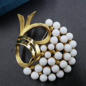Vintage gold tone & white lucite beads pin brooch