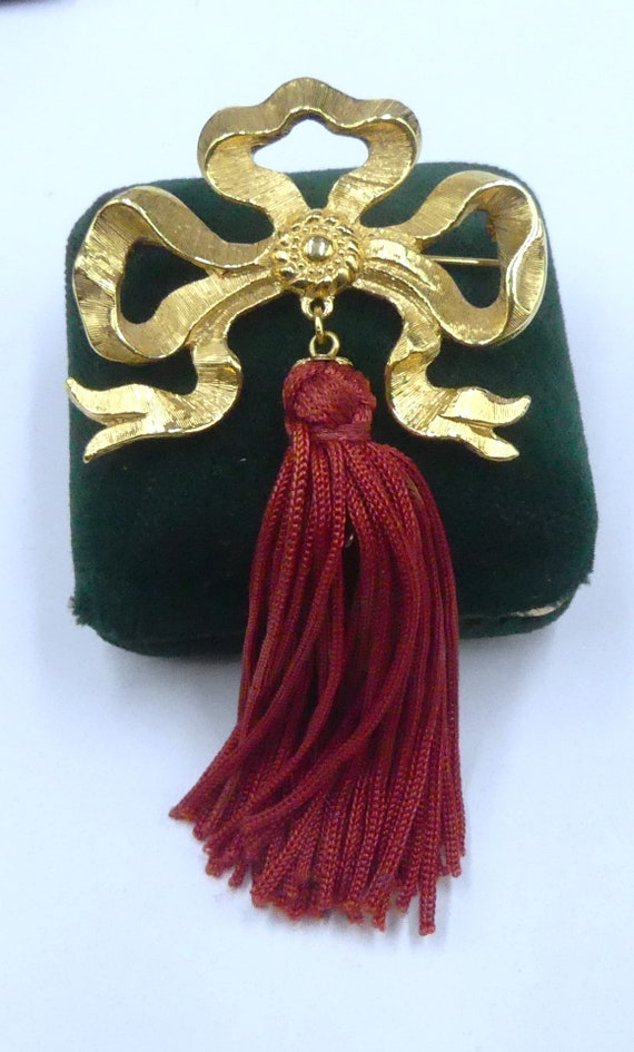 Vintage gold tone bow & red silk tassel pin brooch