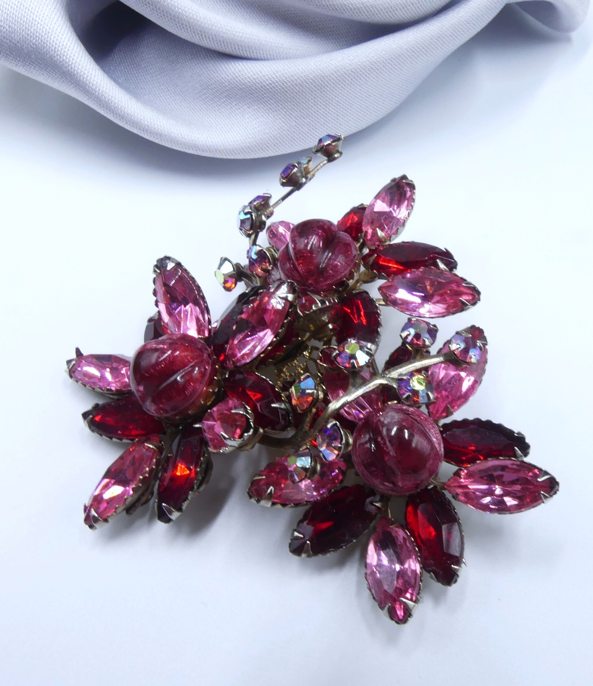 Grande Broche Ronde Vintage – Cabochon Celluloïd Nacré, Métal Doré Ajouré