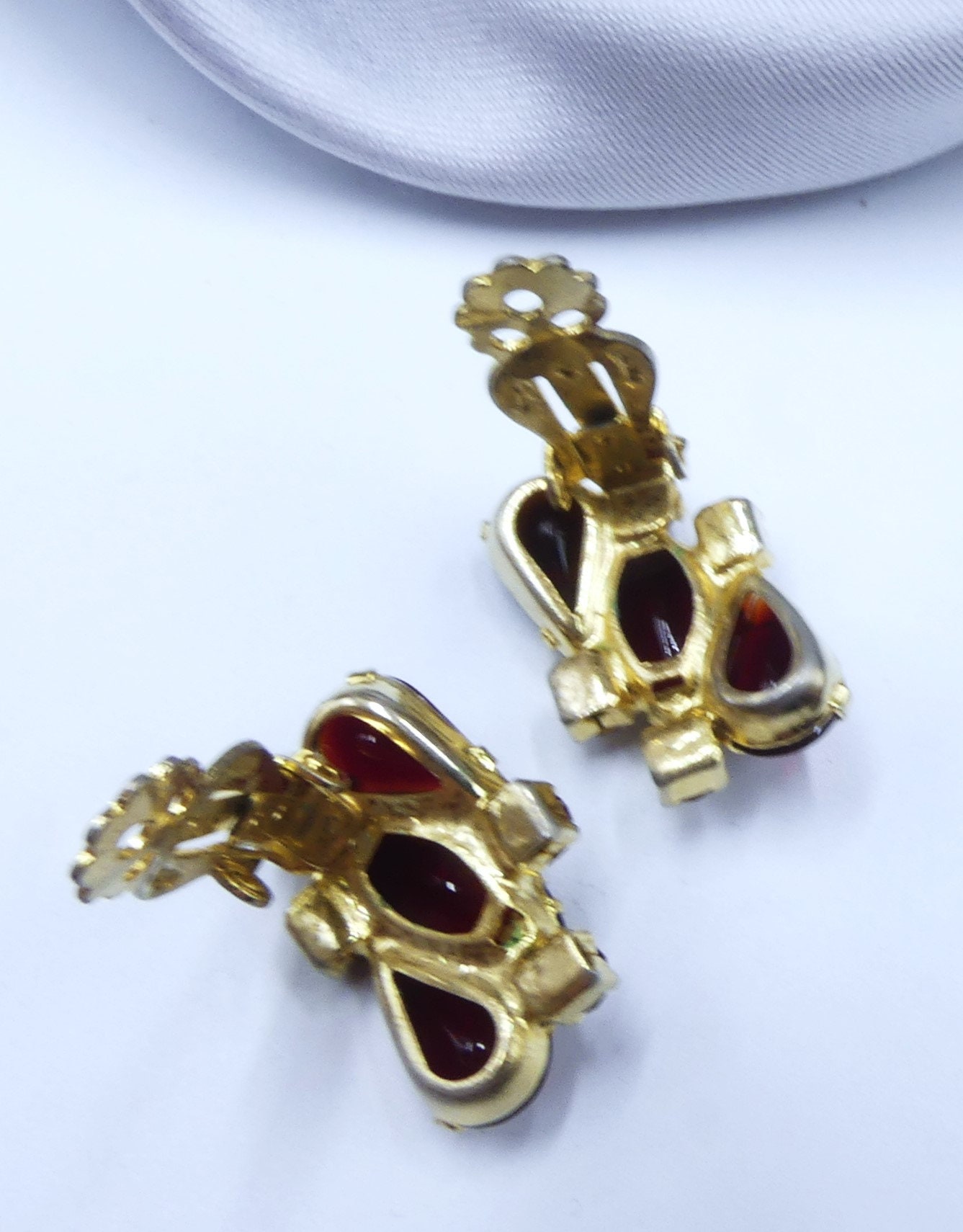 Broche Vintage Large - Alliage Doré Avec Strass Rouges Et Noirs, Cabochon - Occasion