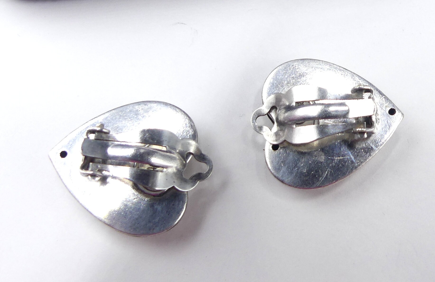 Boucles D'oreilles Clips Vintage Cœur Argent Sur Fond Blanc - État Impeccable