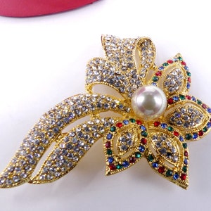 Vintage gold tone  & multi rhinestone faux pearl flower pin brooch