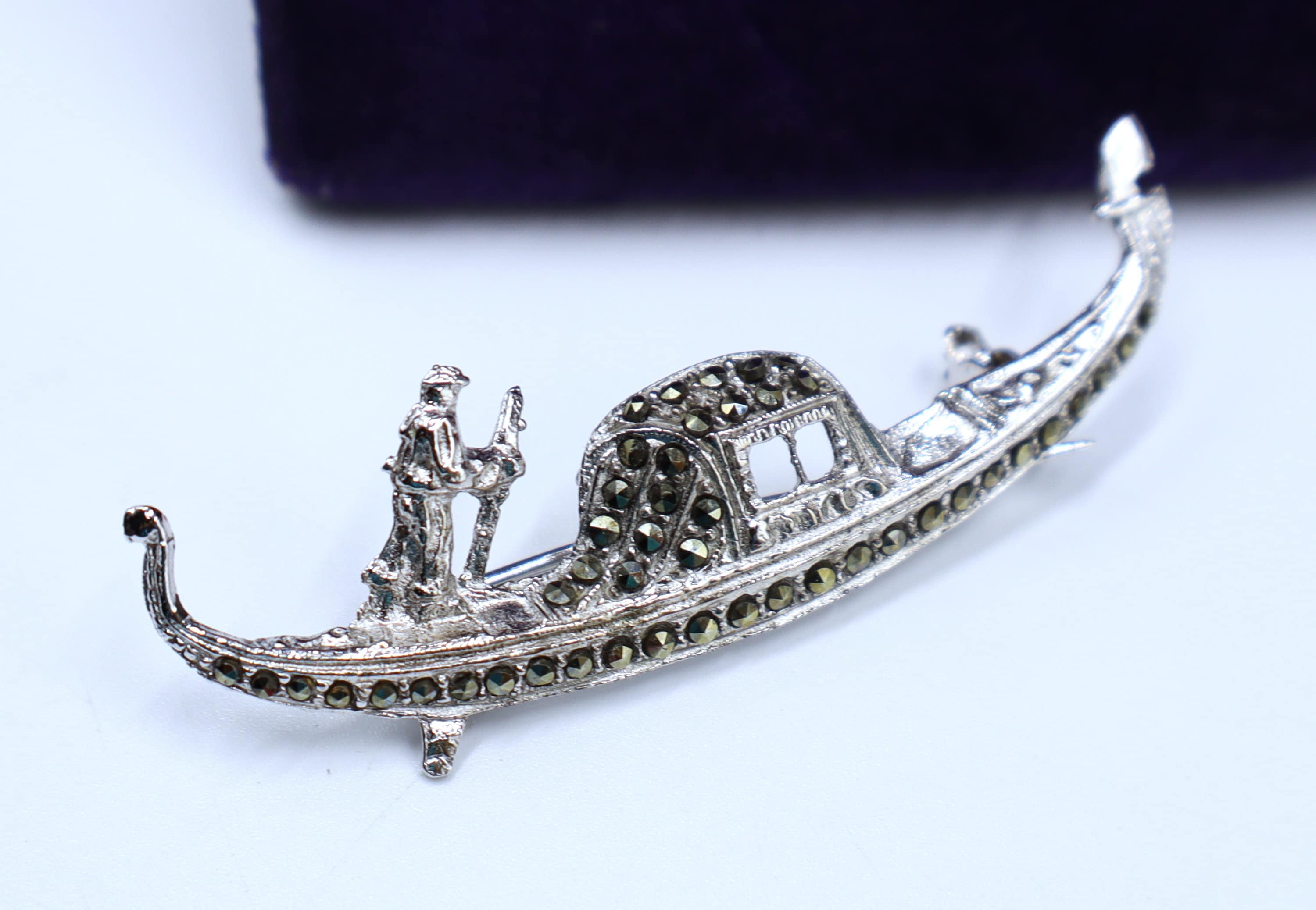 Broche En Argent Poinçonné Avec Marcassites - Motif Gondole - Très Jolie Pièce Vintage