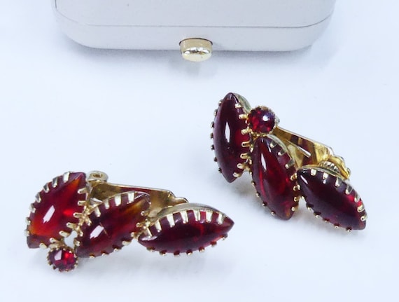 Boucles d'oreilles à clip vintage en or, rubis, verre et verre de designer - En vente sur France