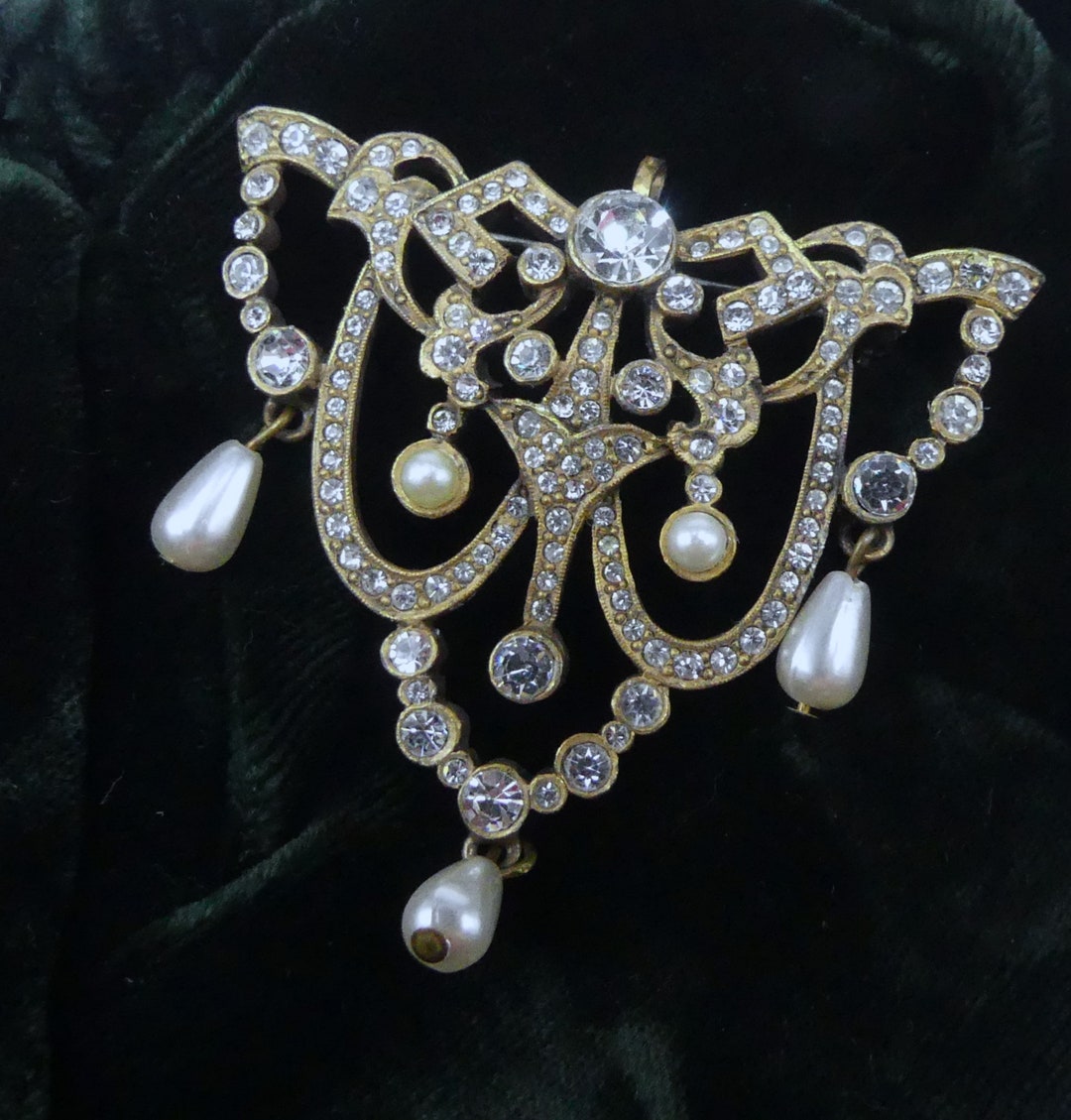 Vintage Signed Cadoro Gold Tone Faux Pearl Imperial Style Pendant