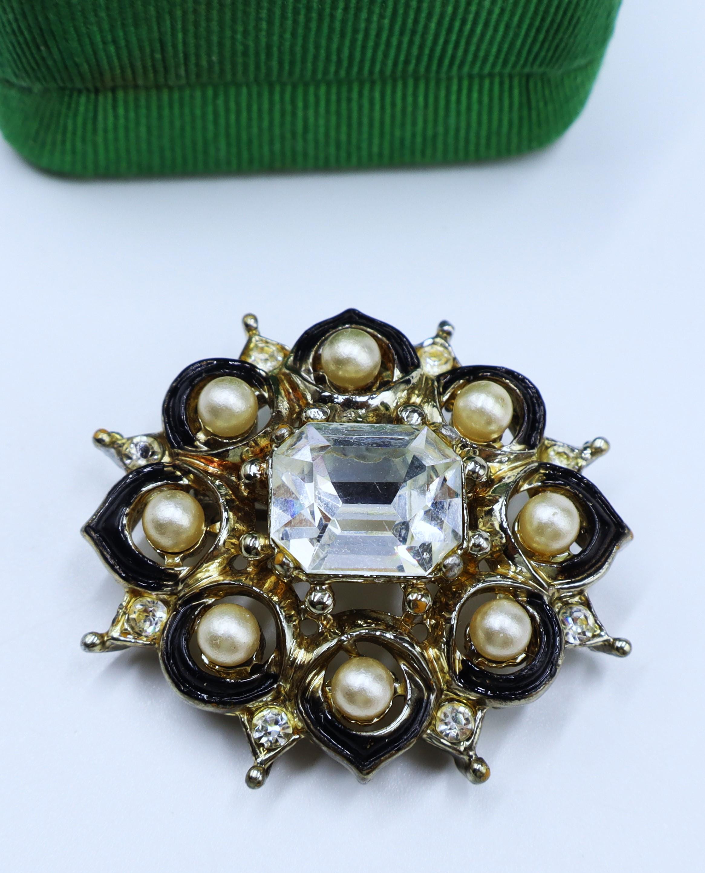 Broche Vintage Dorée Avec Strass Et émail Noir - Dimensions 5.5 X 4.5 Cm - Numéro A2355