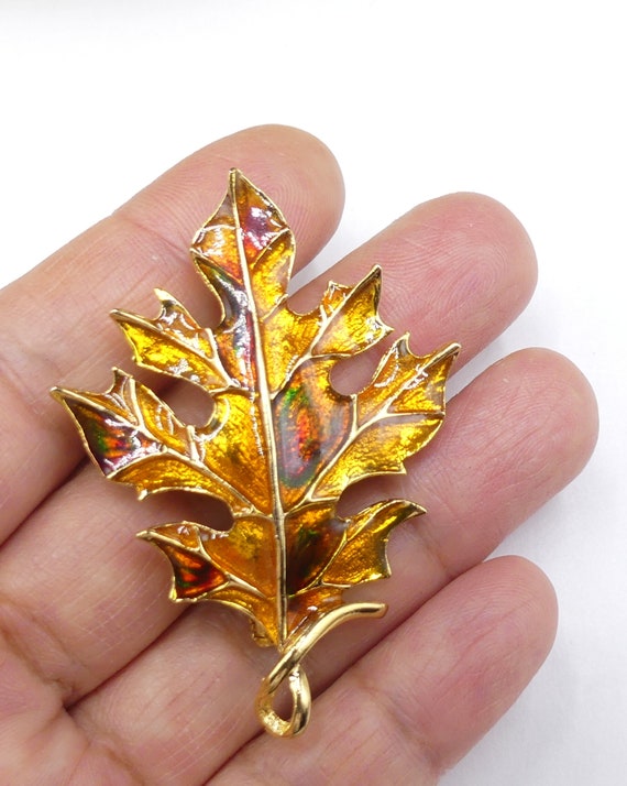 Vintage gold tone &  enamel maple leaf pin/brooch - image 3