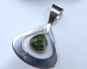 Vintage marked 925 sterling silver & green gemstone pendant