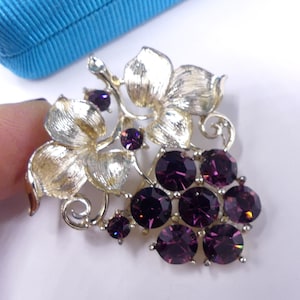 Vintage gold tone & amethyst color rhinestone grapes pin brooch