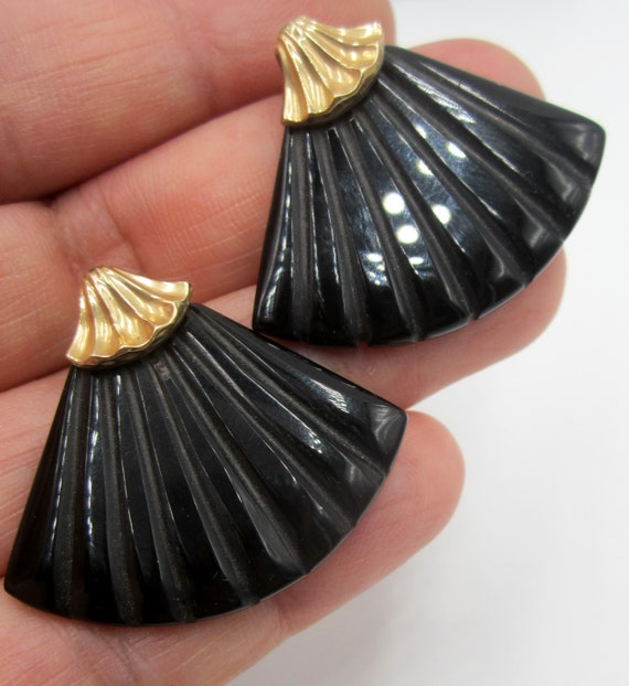 Vintage 14K gold onyx Bakelite? fan shell sharp earrings