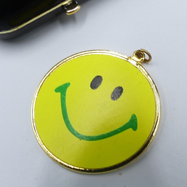 Vintage gold tone yellow happy face pendant