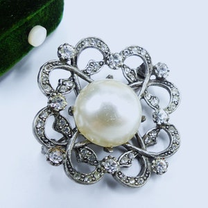 Vintage silver tone clear rhinestone & large faux pearl cabochon pin brooch