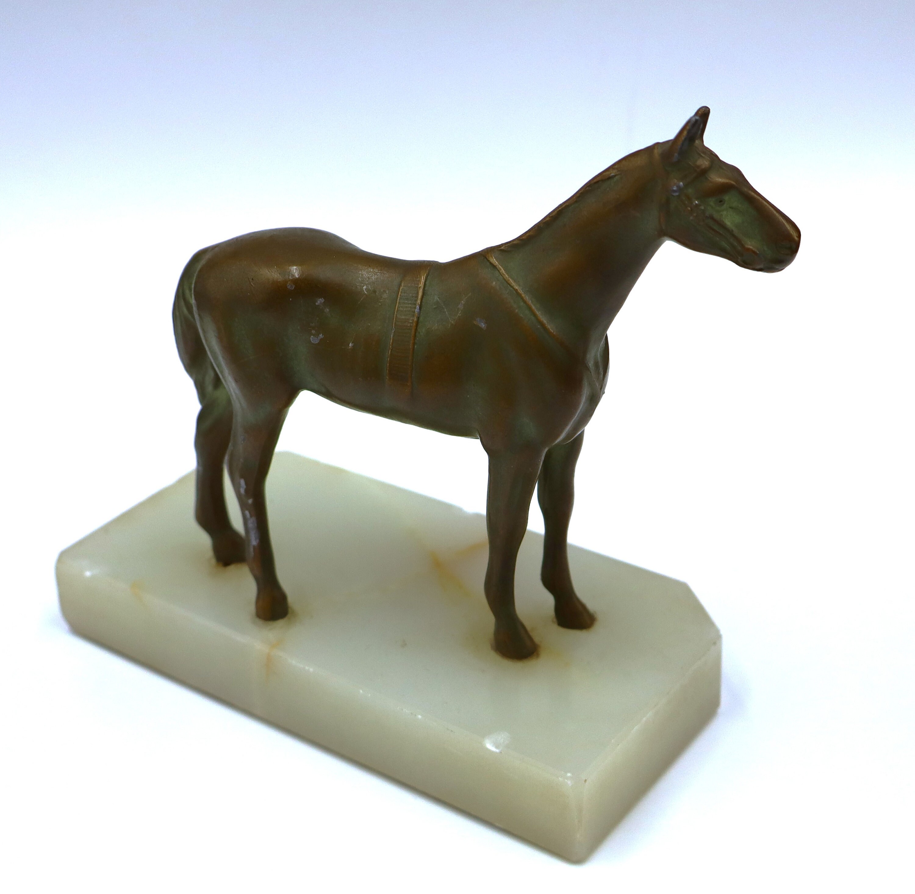 ヴィンテージのブロンズ色の金属製の2頭の馬の立像（石の台座付き