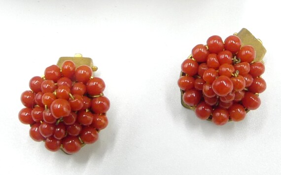 Vintage brass natural coral beads clip earrings - image 3