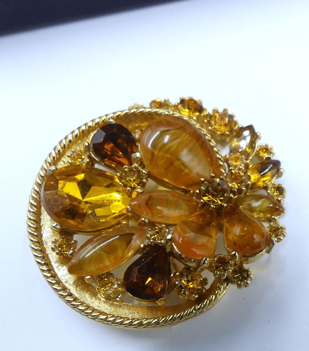Broche Vintage Métal Doré Et Cabochons Strass - Signée, élégante