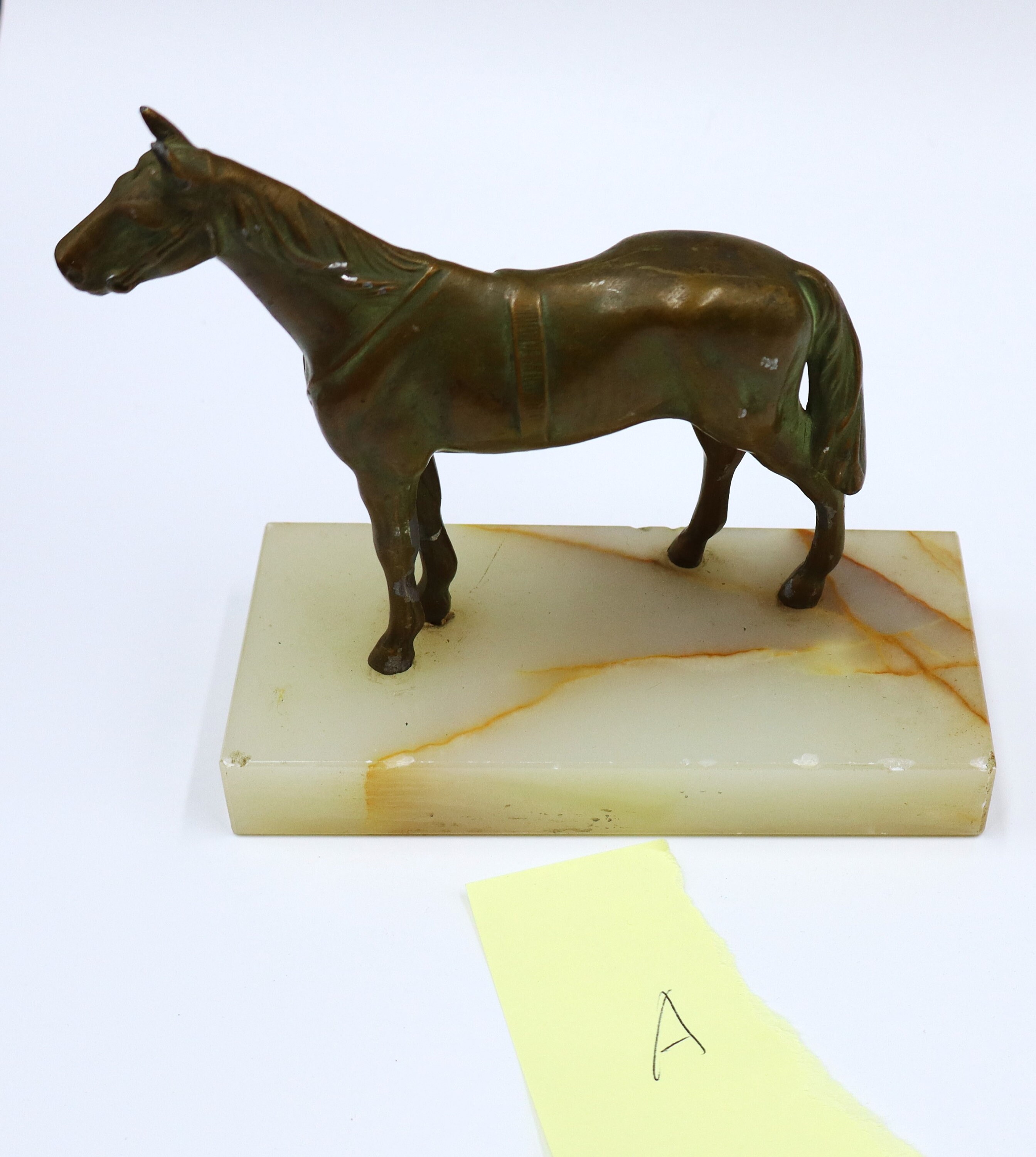 ヴィンテージのブロンズ色の金属製の2頭の馬の立像（石の台座付き