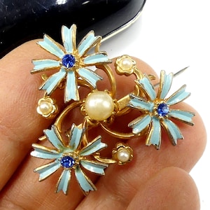 Vintage gold tone enamel rhinestone faux pearl pin brooch