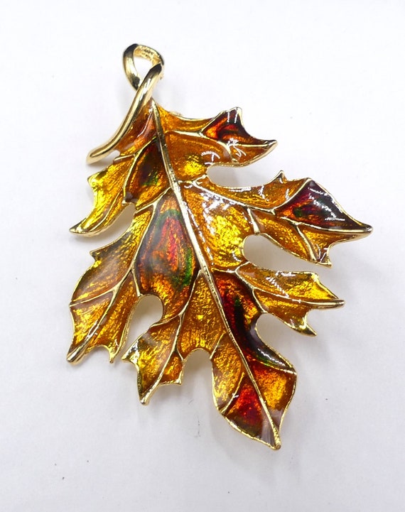 Vintage gold tone &  enamel maple leaf pin/brooch - image 2