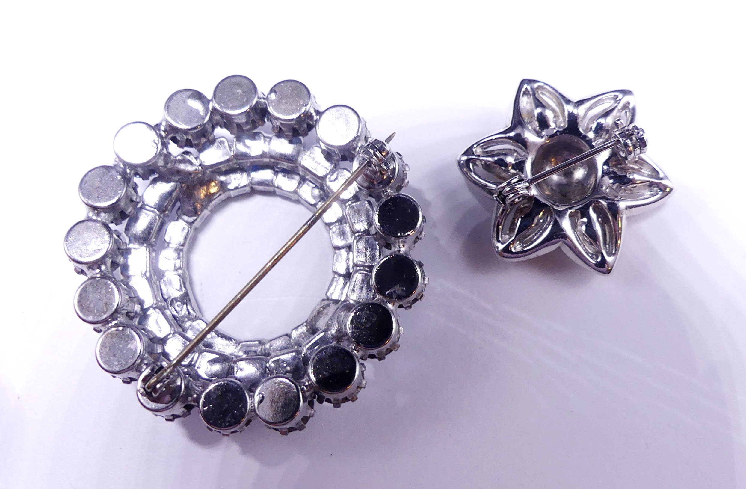 ヴィンテージゴールドトーン＆ブルーラインストーンラウンドピン