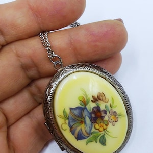 Vintage silver tone metal chain & lucite flower oval locket pendant necklace