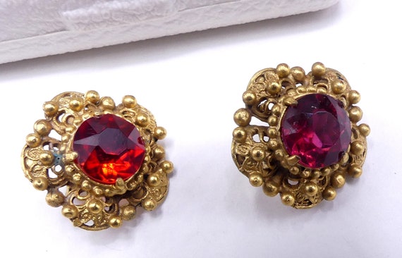 Vintage 40's gold tone & red rhinestone clip earr… - image 3